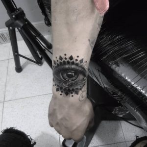 tattoo occhio polso by @olam_tattoo777