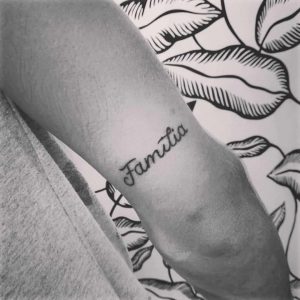 tatuaggio scritta familia sopra gomito by @thomasranieri_tattooartist