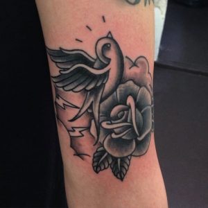 rosa rondine tattoo by @tat.genesis