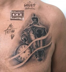 tattoo orologio con lanterna e fumo