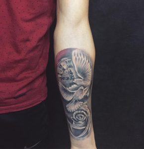 tattoo orologio con rose e colombe