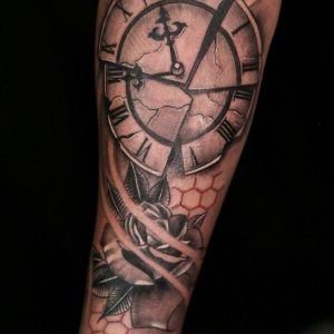 tattoo orologio rotto con rose