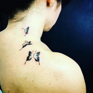 tattoo-farfalle-collo-by-@ambicoccatattoo