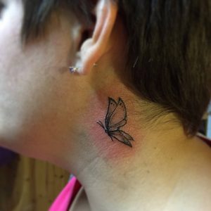 tattoo-farfalle-collo-by-@lajennitattoo