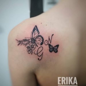 tattoo-farfalle-con-lettere-e-iniziali-by-@akire_tattoo_studio