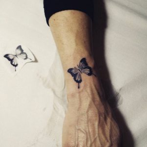 tattoo-farfalle-in-bianco-e-nero-by-@ale10_tattooartist