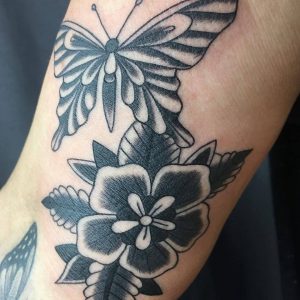 tattoo-farfalle-in-bianco-e-nero-by-@alena_lizier_tattoo