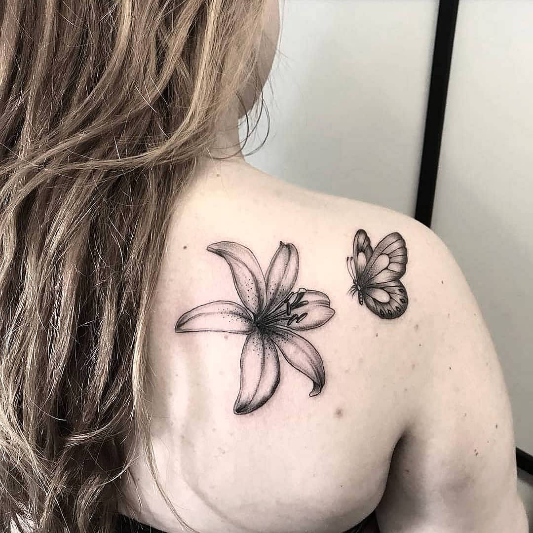 tatuaggio-farfalle-e-fiori-by-@dana_tattooing