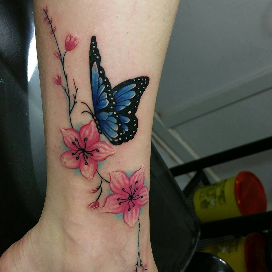 tatuaggio-farfalle-e-fiori-by-@metamorphosistattootorino
