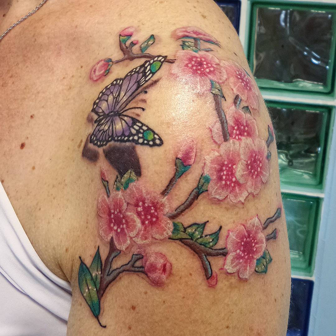 tatuaggio-farfalle-e-fiori-by-@tatuandodisquarciamara