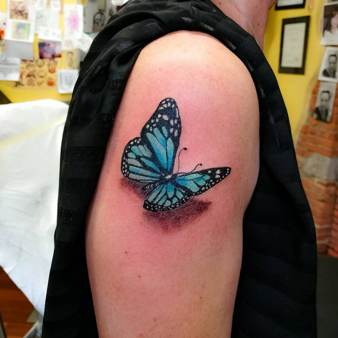 tatuaggio-farfalle-realistiche-by-@elbarriotattooartist