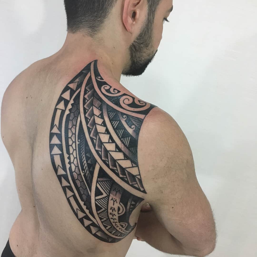 tatuaggio tribale spalla