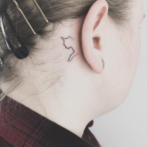 tattoo stilizzato dietro orecchio by @bymosler