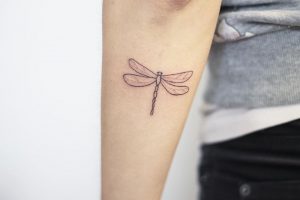 tattoo stilizzato libellula by @erka_z