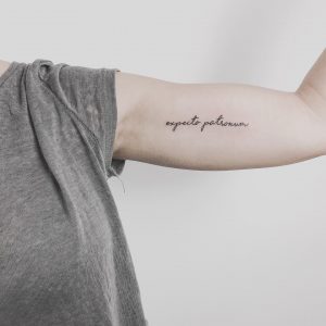 tattoo stilizzato scritta braccio by @bymosler