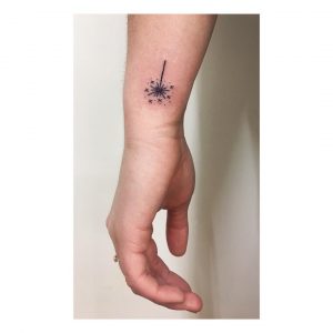 tattoo stilizzato stella filante by @kellyneedles