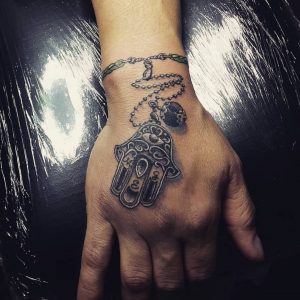 mano di fatima tattoo by @official_gis.artattoo
