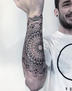 tattoo mandala by @abigaillouisetattoo