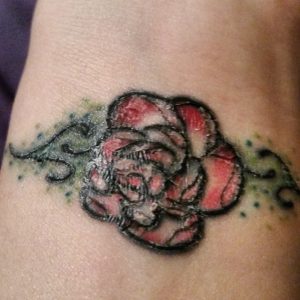 tattoo rosa spellata photo by @moe_weitzel_