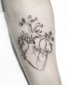 tattoo cuore by @silenzi_tattoo