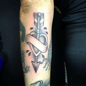 tattoo cuore trafitto by @fivefive_tattstudio