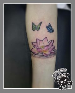 fiore di loto tattoo farfalle by @mimetictattoo