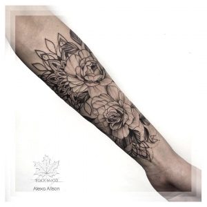 rosa tattoo braccio by @alexallison_ink