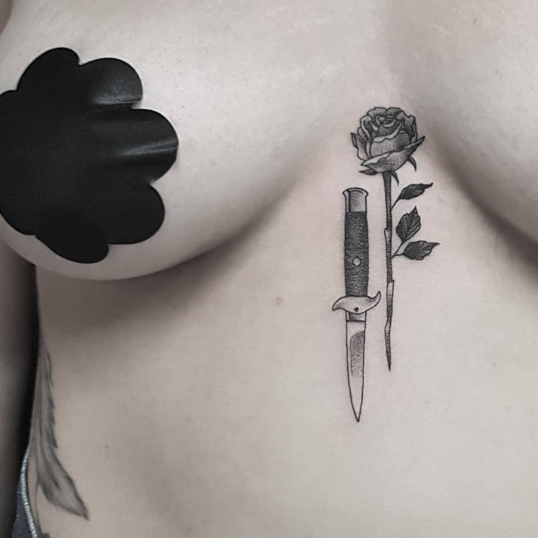 rosa tattoo pugnale by @minataur.tattoo