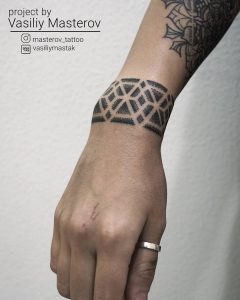 tatto linee nere dotwork by @masterov_tattoo