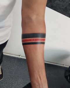 tattoo linee nere e rossa by @funky_tattoo_bucuresti