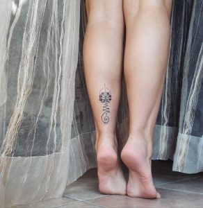 tattoo fiore di loto caviglia by @gin.tattoo