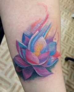 tattoo fiore di loto color by @tonytrotamundos