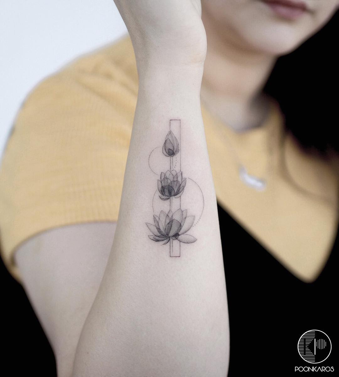 tattoo fiore di loto sul polso by @poonkaros