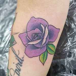 tattoo rosa viola by @jay_doylux