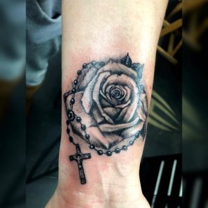 tattoo rosario rosa by @angel_acordagoitia