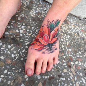 tatuaggio fiore di loto colorato by @trent_d_tattooer