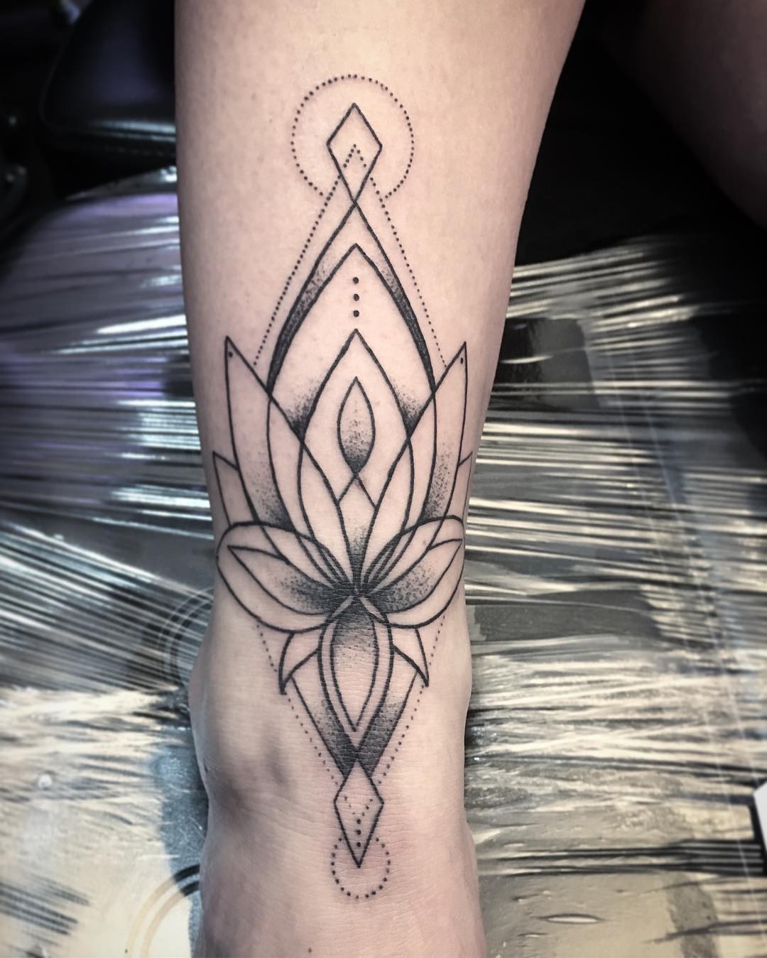 tatuaggio fiore di loto stilizzato by @libbyd.tattoo