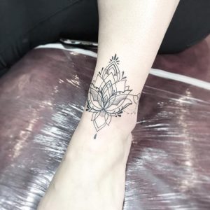 tatuaggio fiore di loto sul piede by @alexhearntattoo