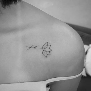 tatuaggio fiore di loto sulla spalla by @dobalina_ink