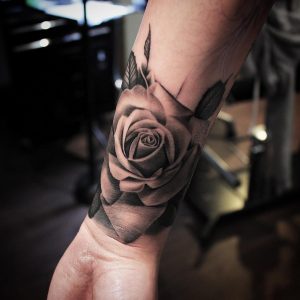 tatuaggio-rosa-by-@aroncowlestattoo