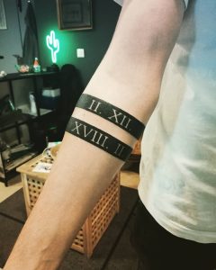 tattoo linee nere numeri romani by @pave_p_ww