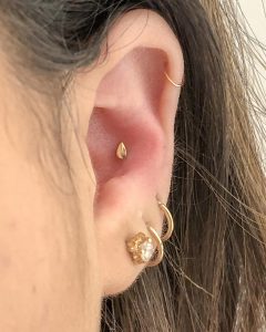 piercing drop circles piercer- @ metalmorphose-jewelry-by- @ maria-tash