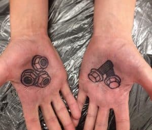 tatuaggi sulla mano meccanico