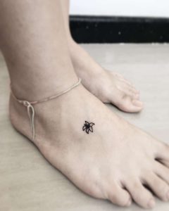 tattoo piccolo piede fiore by @rebeccanobretattoo