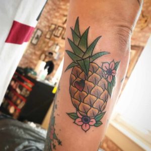 tatuaggio ananas fiori by @nicidiemnd