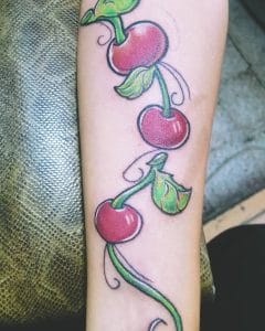 tatuaggio braccio ciliegie by @la.boutique.ink