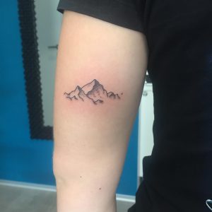 tatuaggio montagne by @lineanera.tattoopiercingstudio