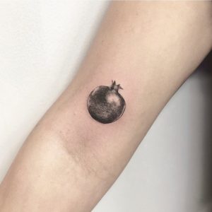 tatuaggio piccolo braccio melograno by @danitattoonyc