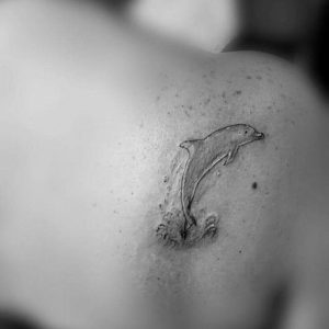 tatuaggio piccolo delfino spalla by @ang.ink.art_