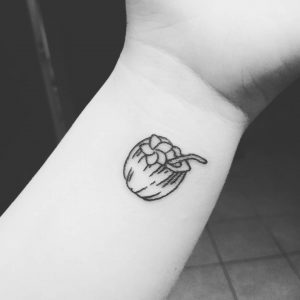 tatuaggio piccolo polso noce di cocco by @jaymaniakal